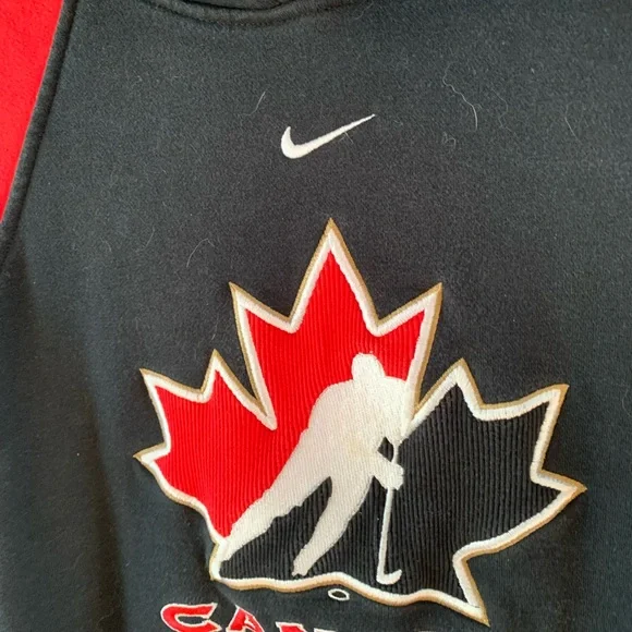 Vintage Nike Team Canada Hockey Hoodie 🇨🇦 - Picture 3 of 4